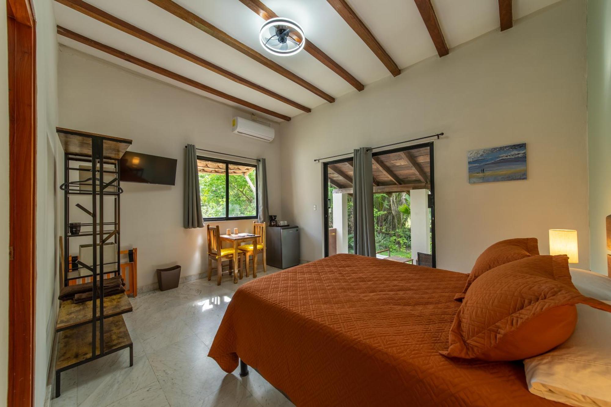Zenquility Inn & Tavern Pedasi Town Bagian luar foto